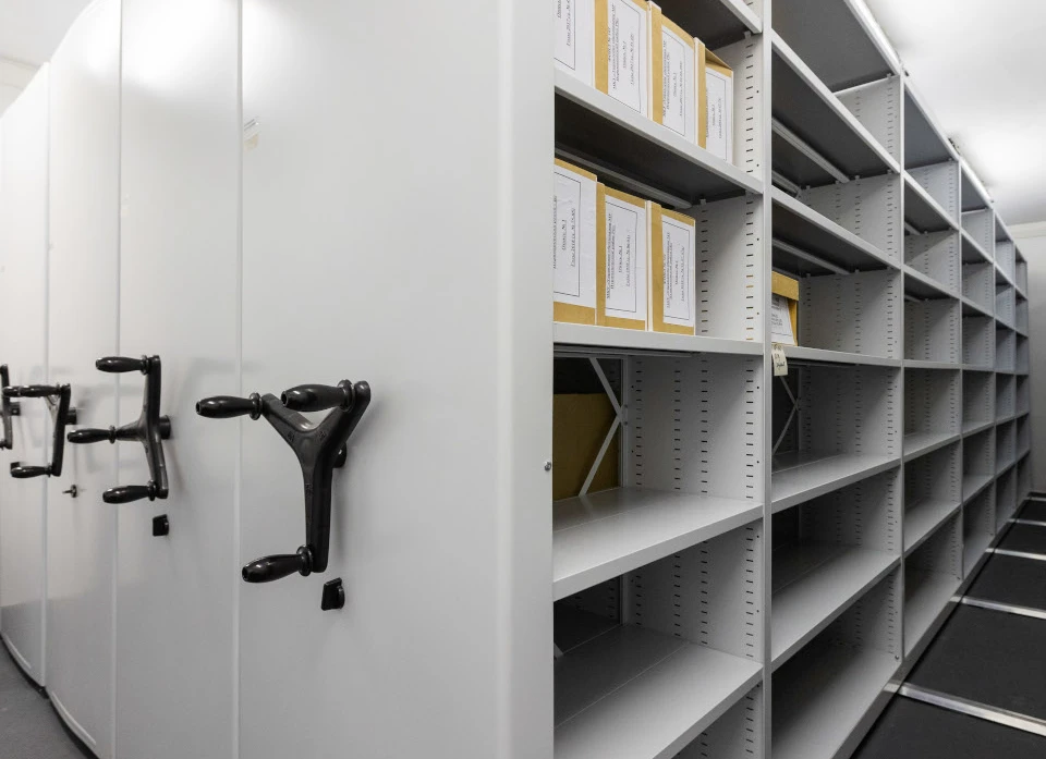 Мобильный архив с электронным или ручным управлением