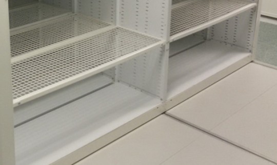 Стеллажи с сетчатыми полками