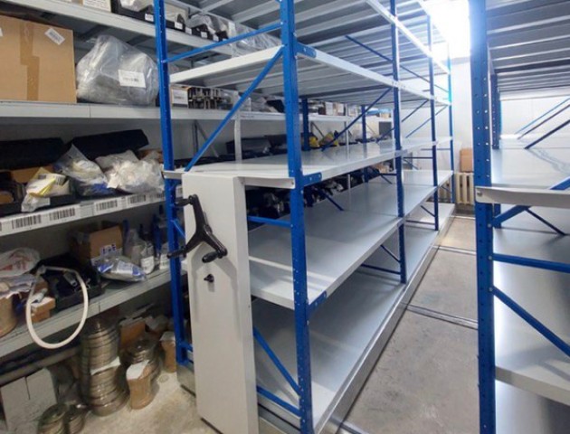 Среднегрузовые складские стеллажи на рельсах