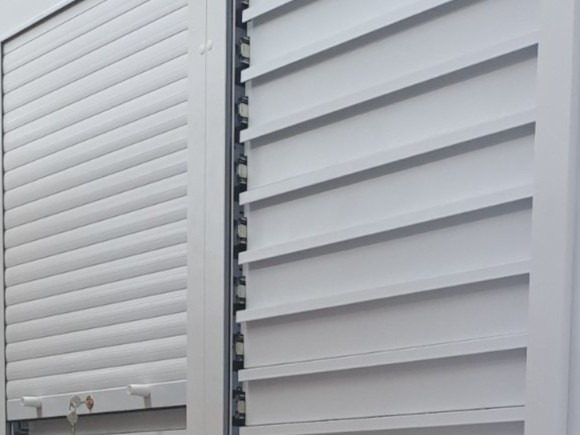 Стеллаж с дверями жалюзи